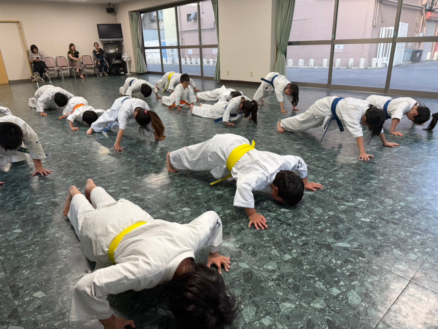 全員で補強の腕立て伏せに取り組む道場生たち