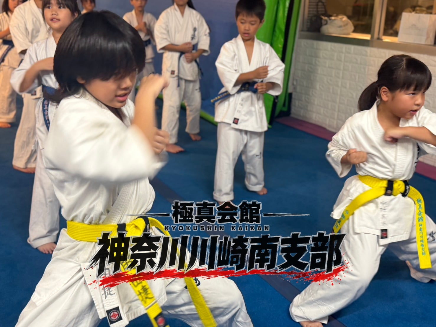 構えに集中する道場生たちの様子