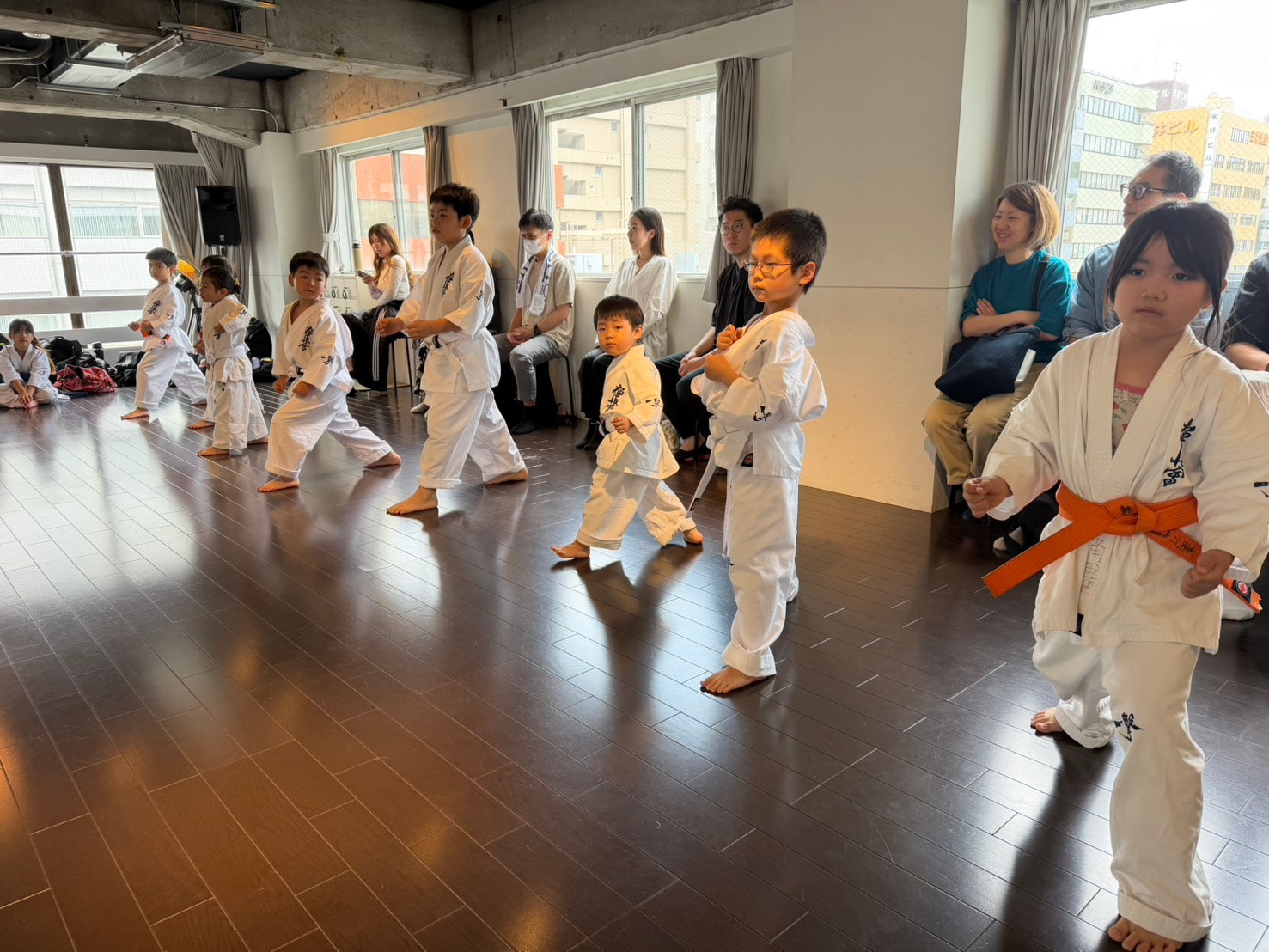 幼年から少年まで一列で移動稽古を行う様子