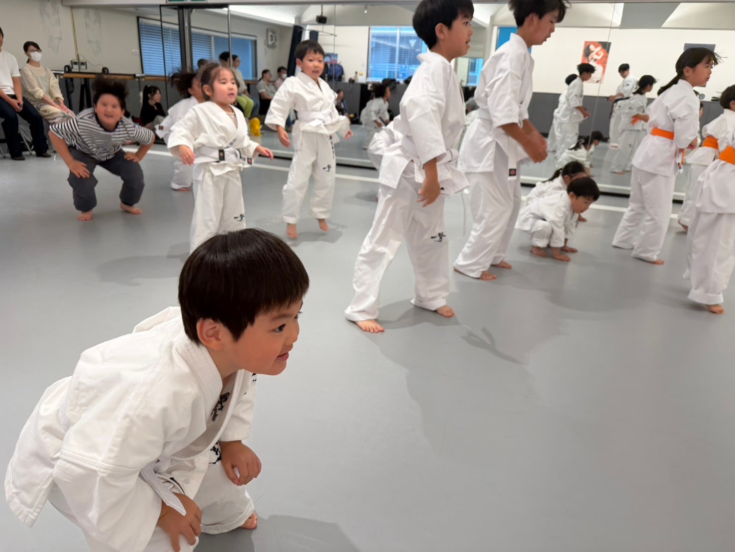 生き生きと稽古に取り組む幼年生たち
