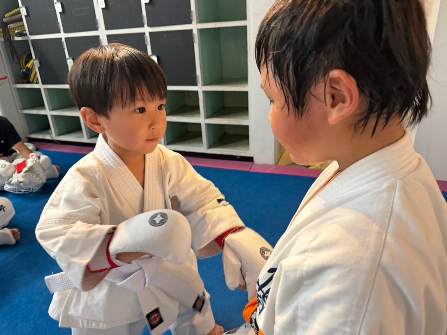 幼年・少年クラス全員で突き稽古をする様子