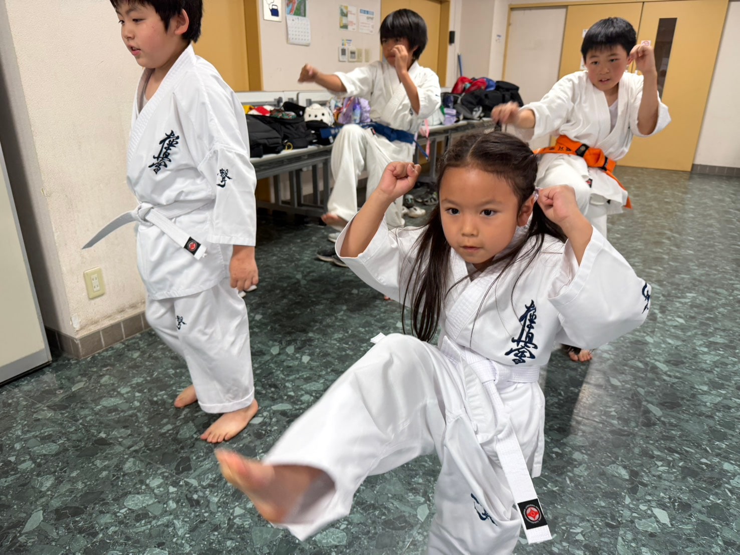 型の稽古で蹴りを放つ幼年クラスの子