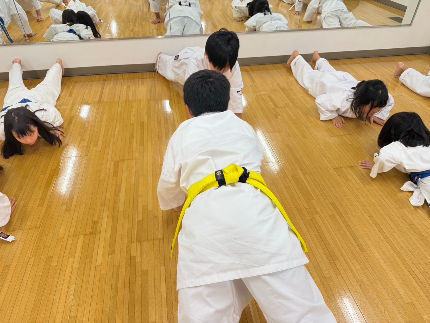 床に伏せて体幹補強をする生徒たち