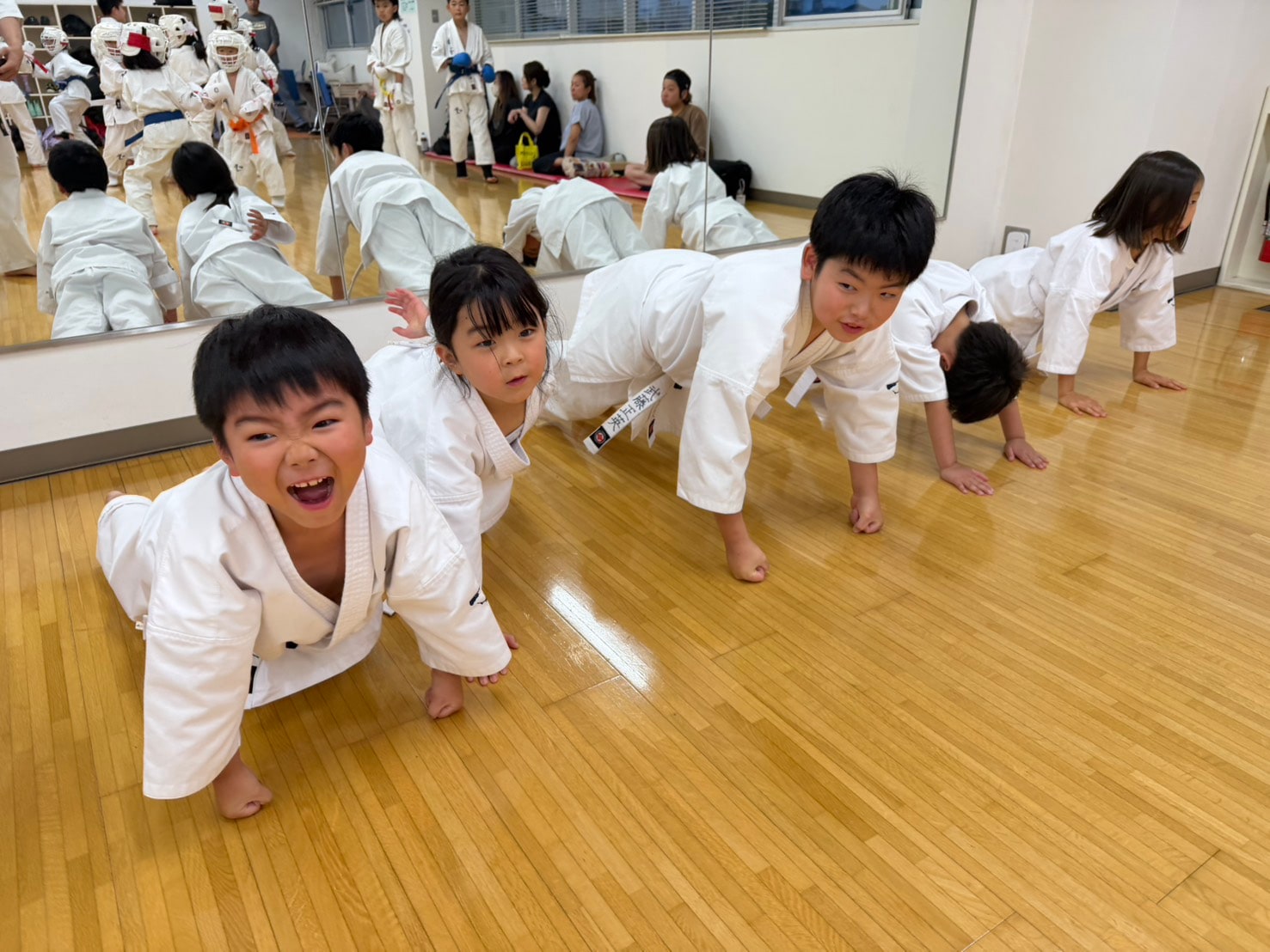 補強稽古 腕立て伏せ 笑顔の道場生