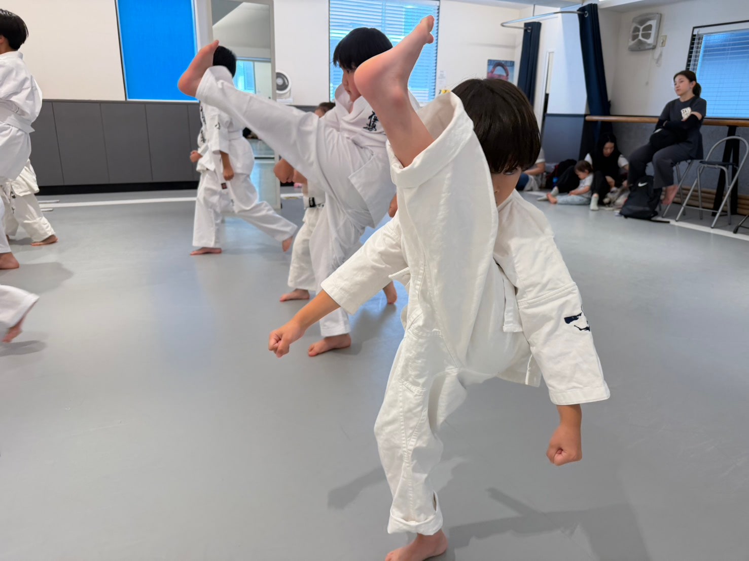 移動稽古で蹴り上げる生徒たちの列