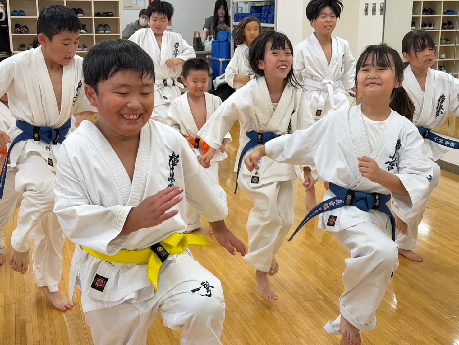 稽古後に笑顔を見せる子どもたち」 loading=