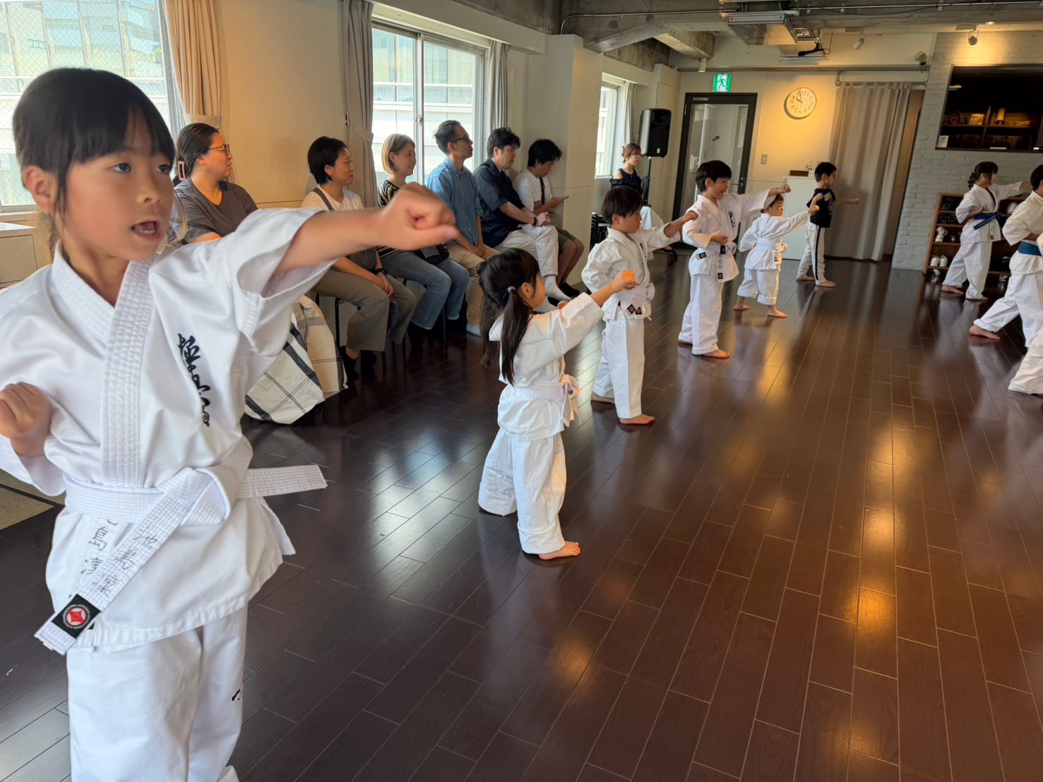 子どもたちが気合いを入れて突きの稽古をしている様子