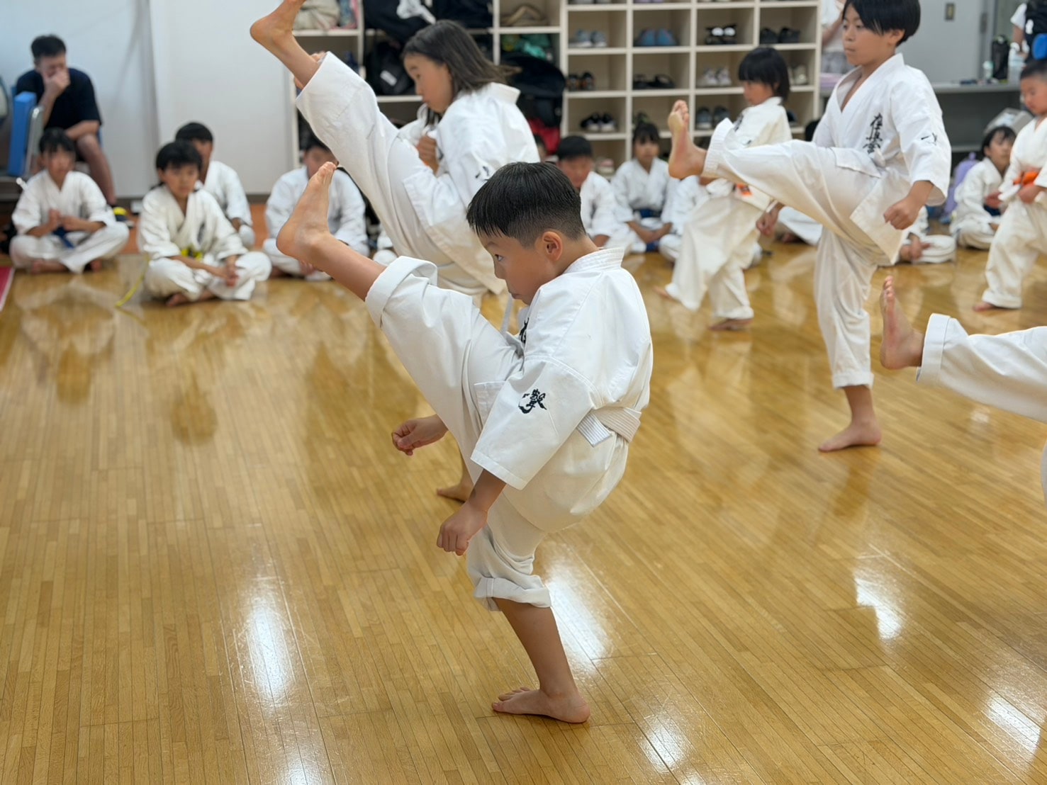 蹴りを高く上げる少年部の生徒
