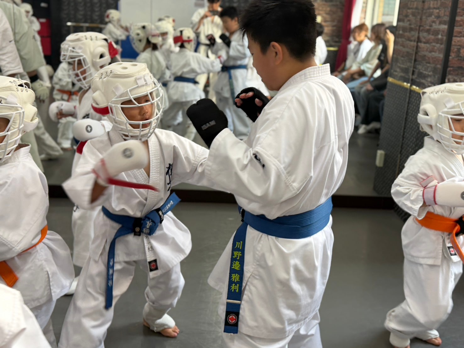 防具をつけて組手稽古をする子どもたち
