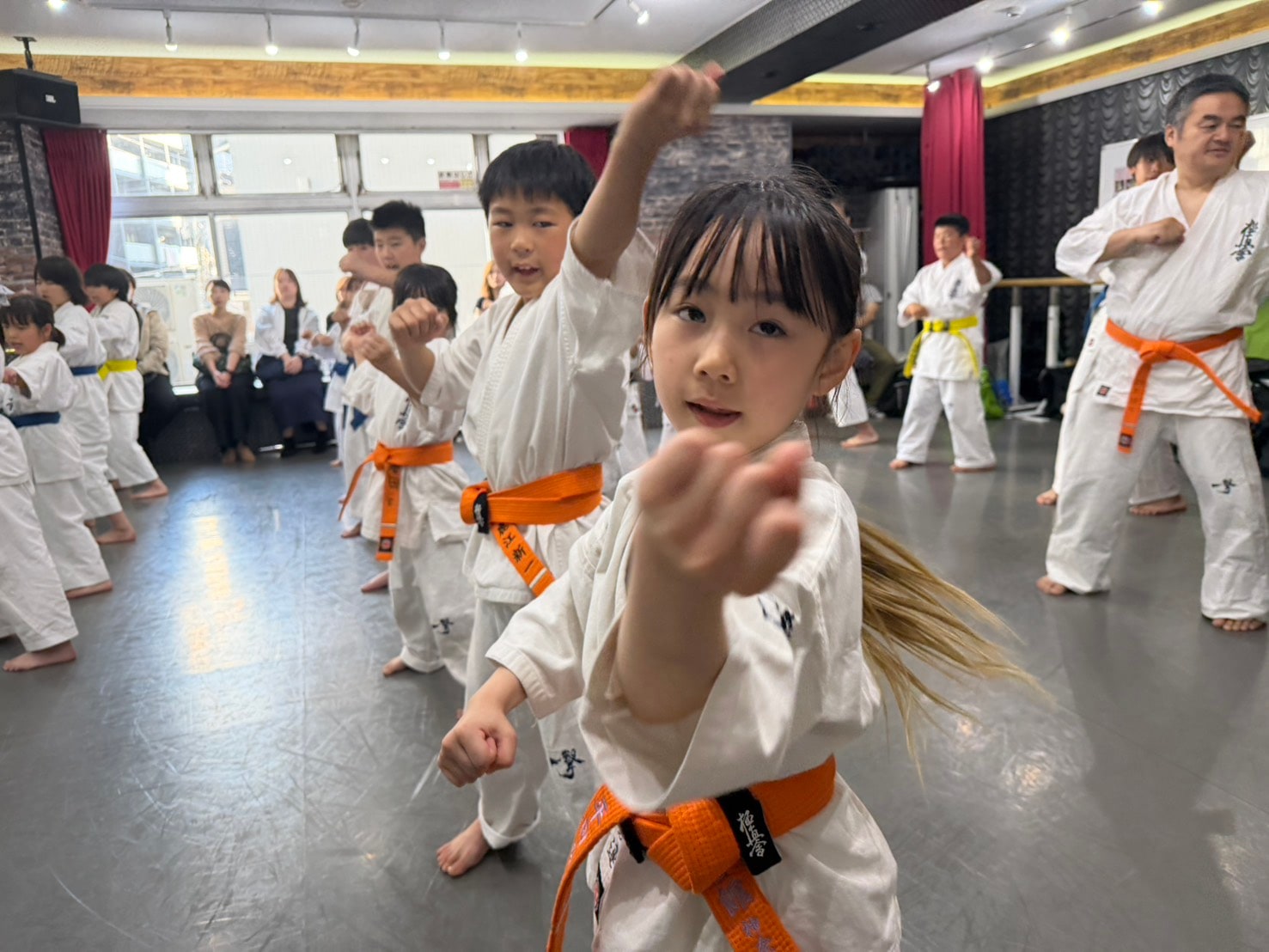 オレンジ帯の子どもたちが全力で突きを出す基本稽古