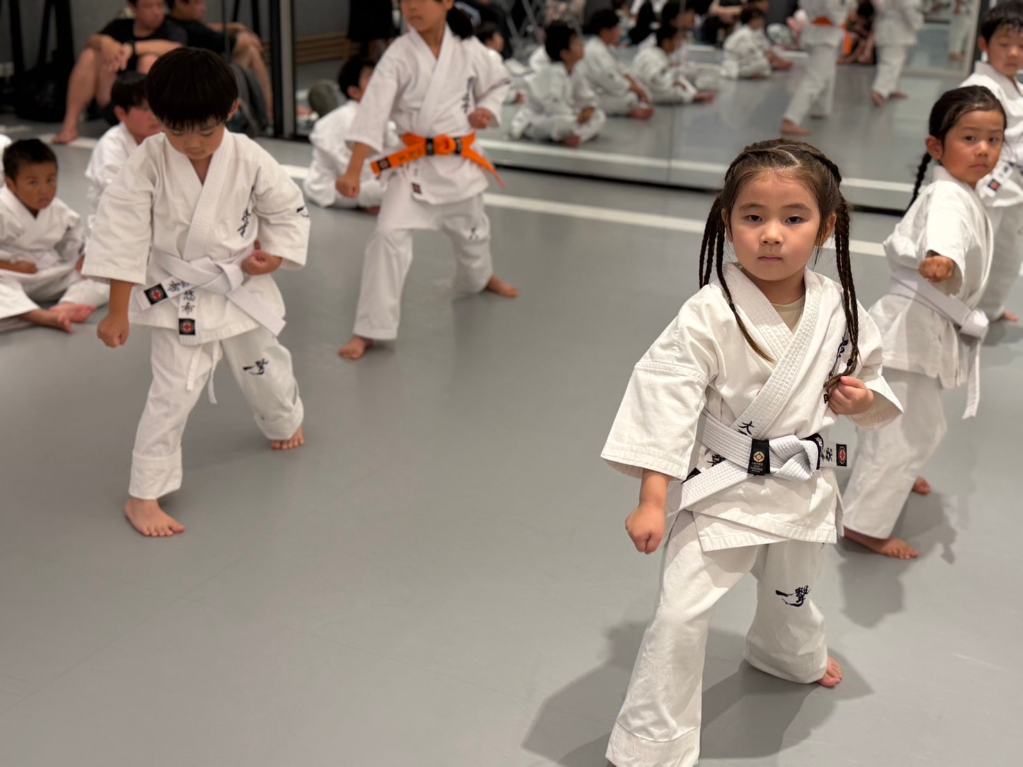 移動稽古に取り組む大倉山道場の幼年クラス生徒
