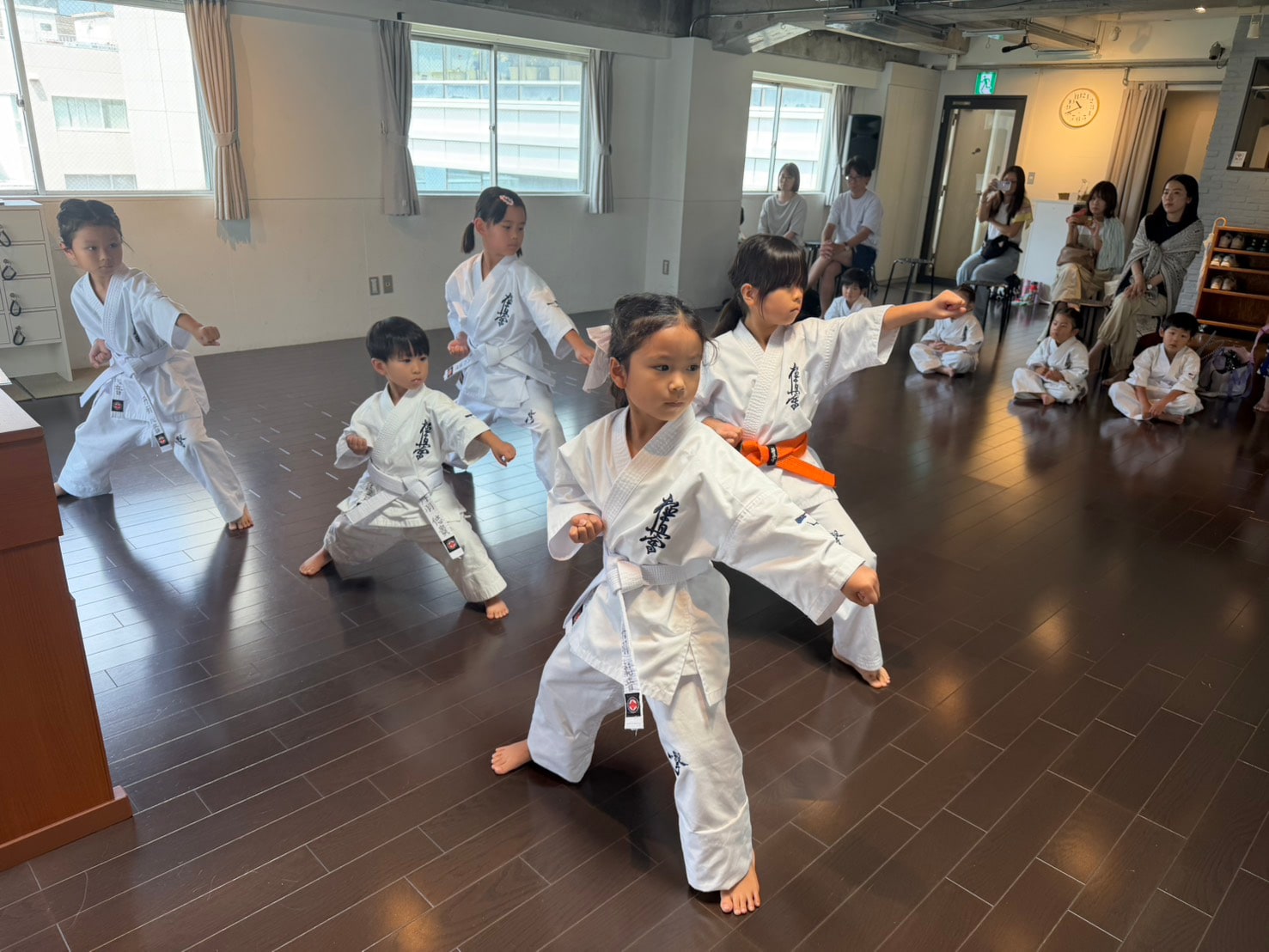 型を披露する少年少女クラスの生徒