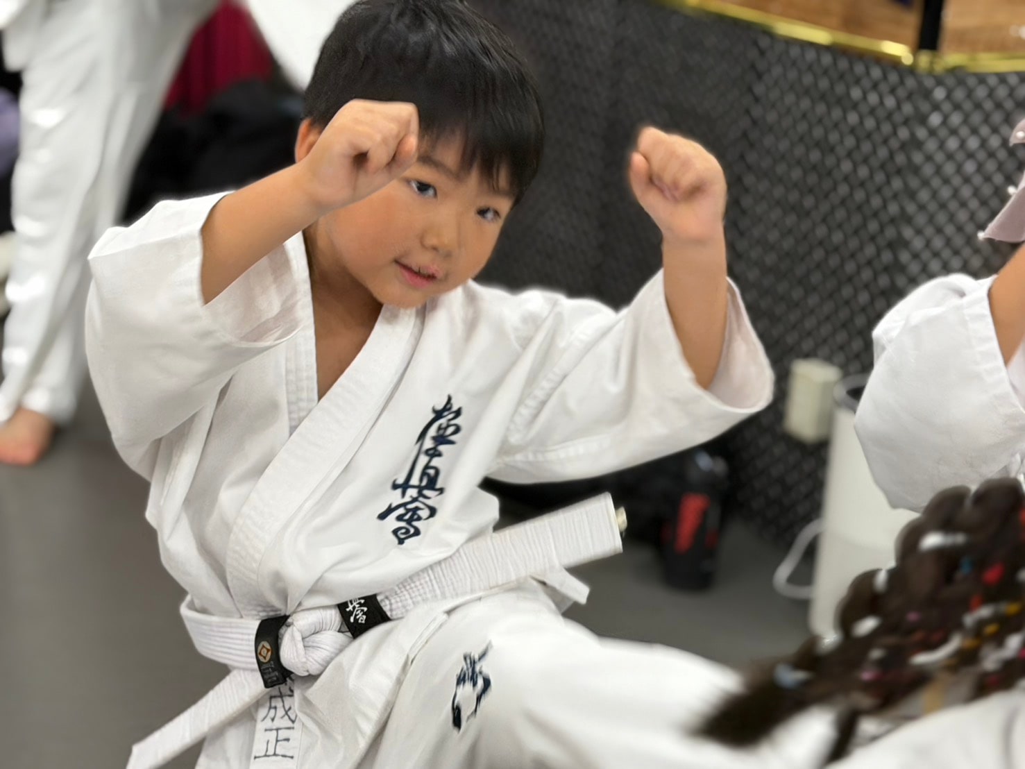 黒帯の少年 組手構えの練習