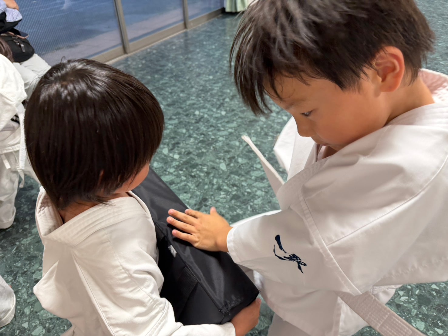 稽古後に仲間と一緒に道具を片付ける道場生たち