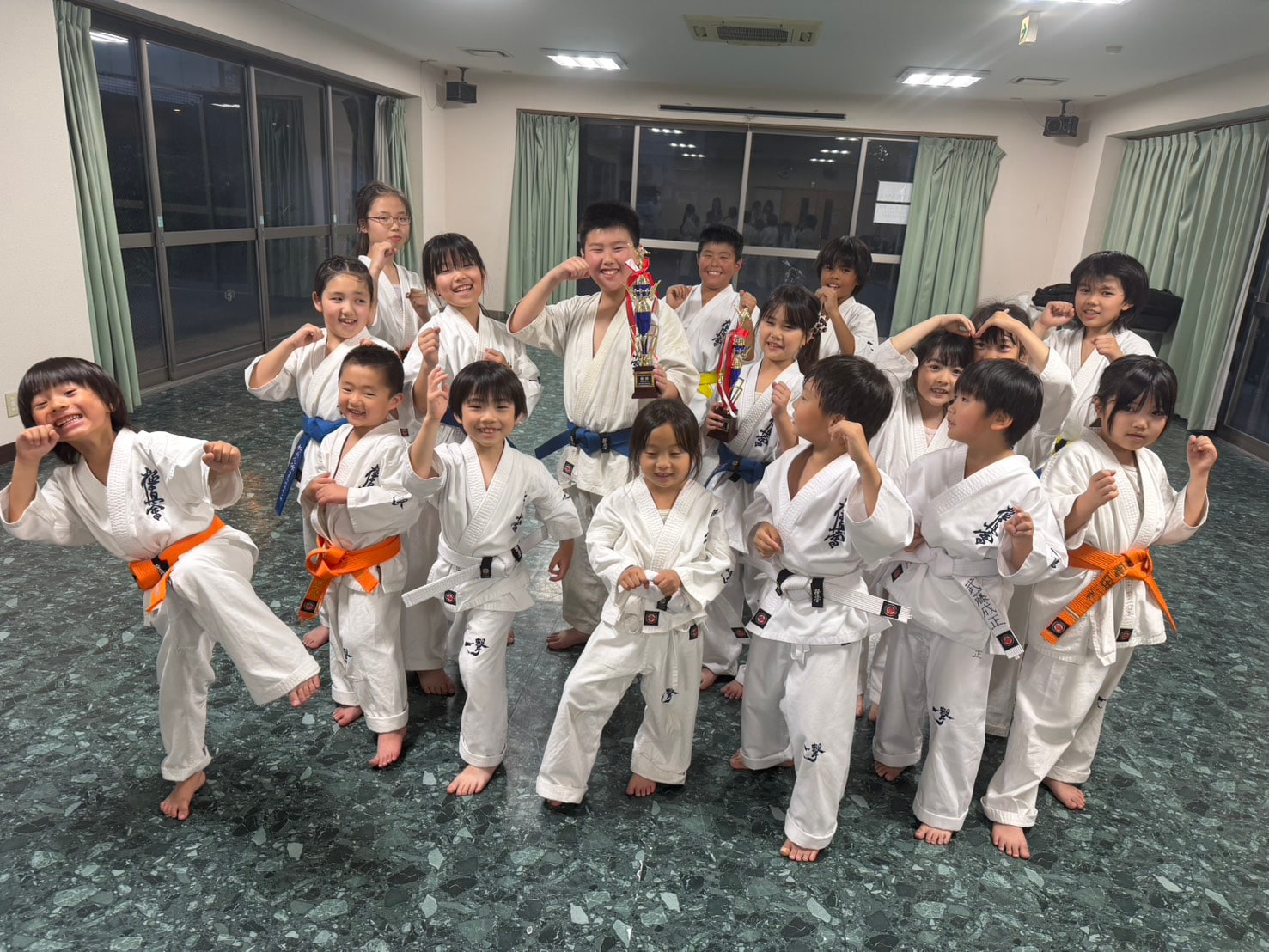 型大会優勝トロフィーを囲んでの集合写真