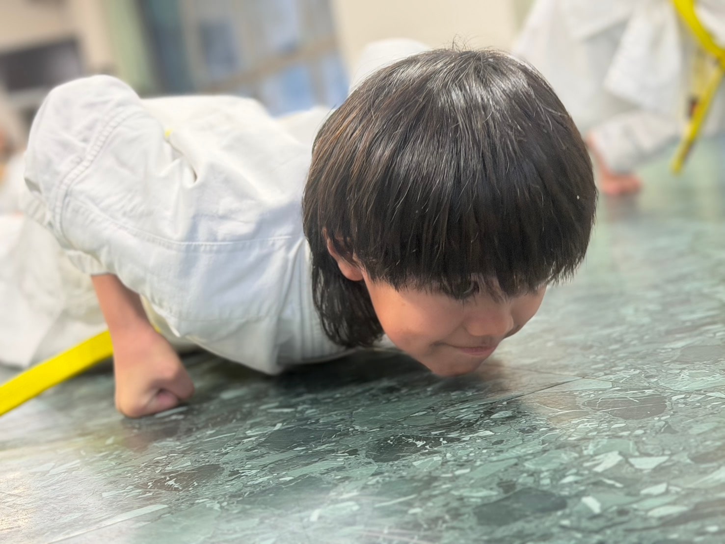 腕立て伏せに取り組む生徒