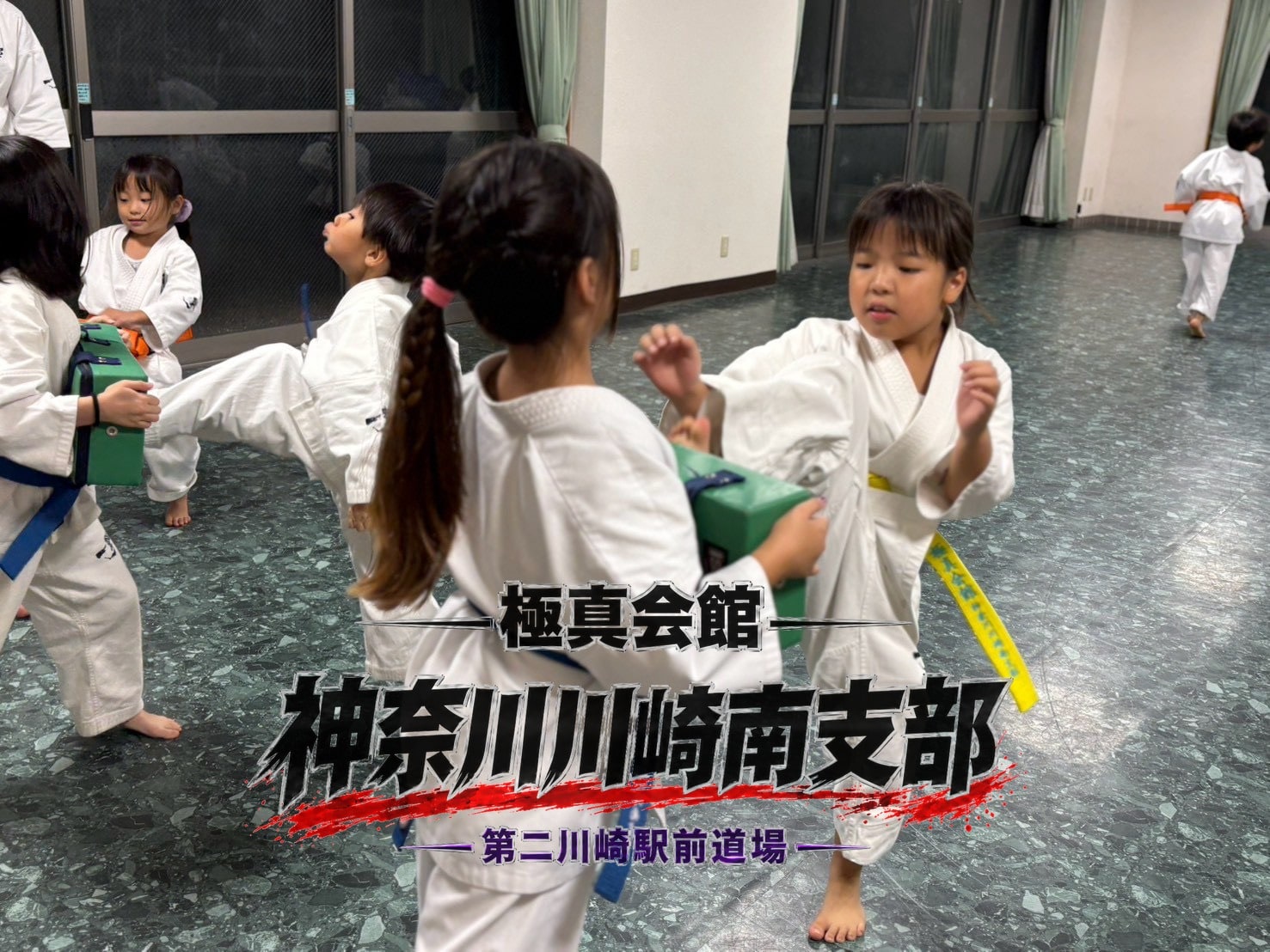 ペアでミット稽古に励む子どもたち