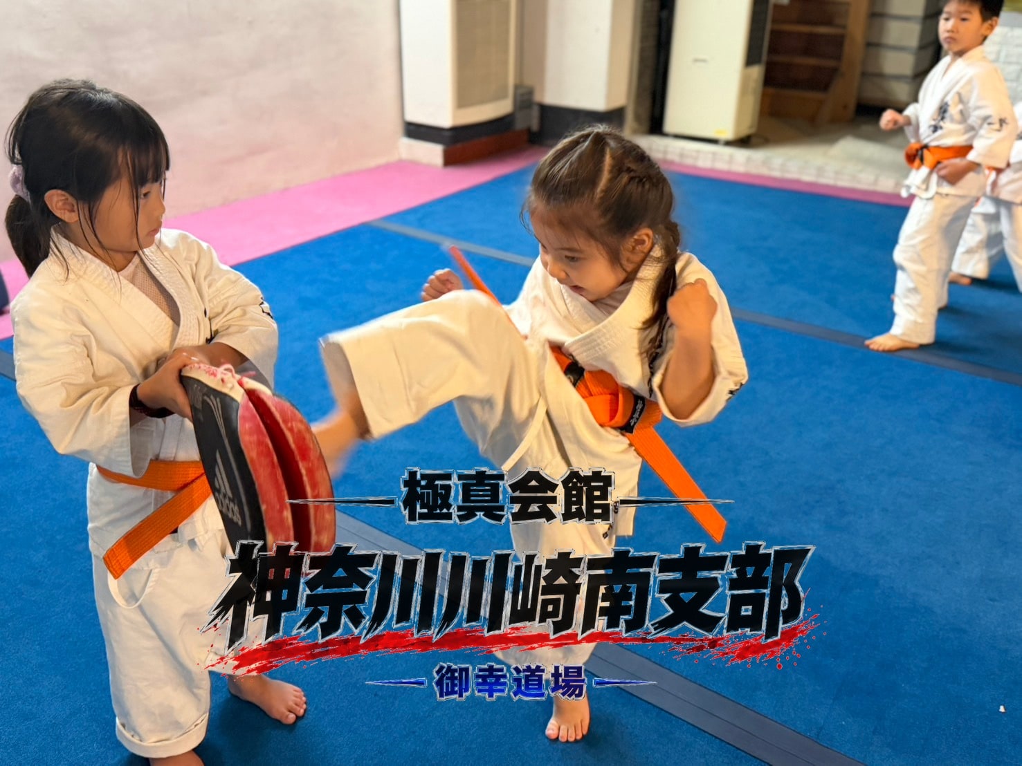 ミット稽古をする幼年・少年少女クラス