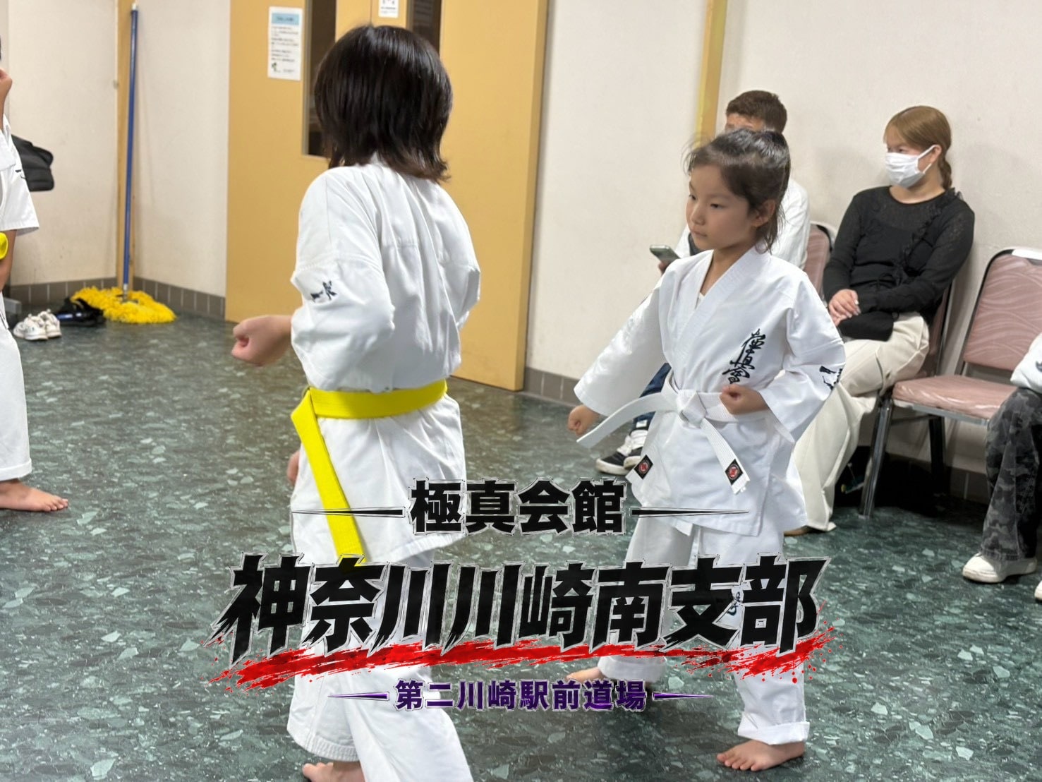 ミット稽古に取り組む生徒たち