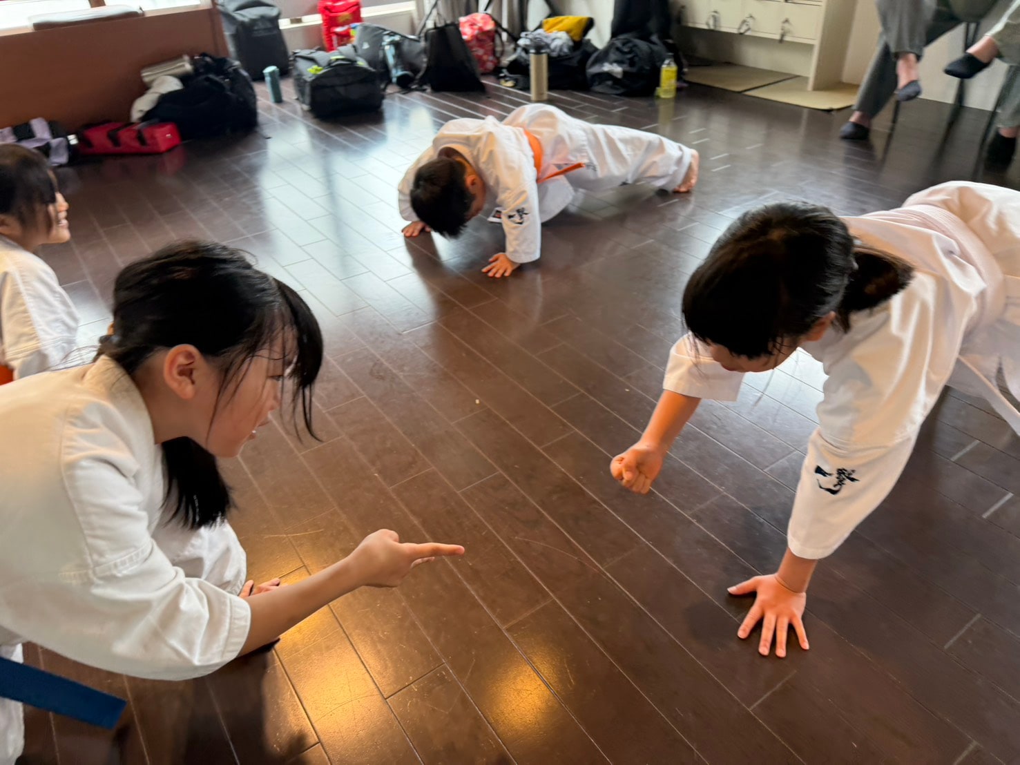 女子生徒たちが腕立て伏せの補強稽古に励んでいる