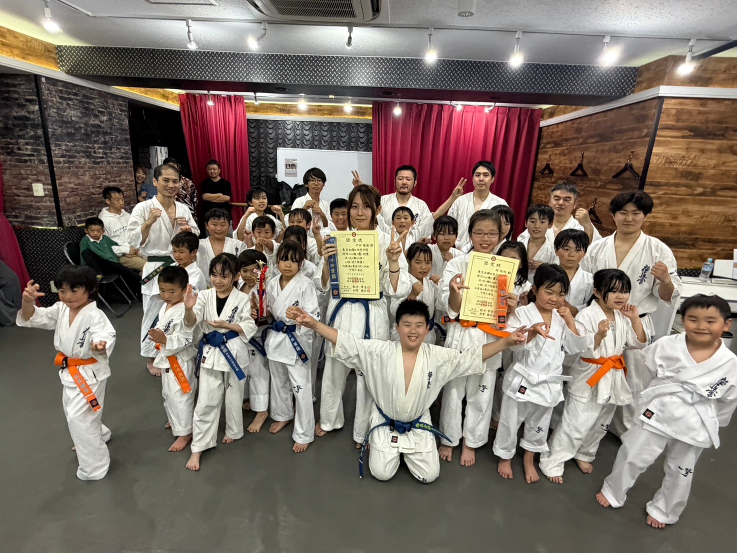 稽古後の集合写真・表彰の様子