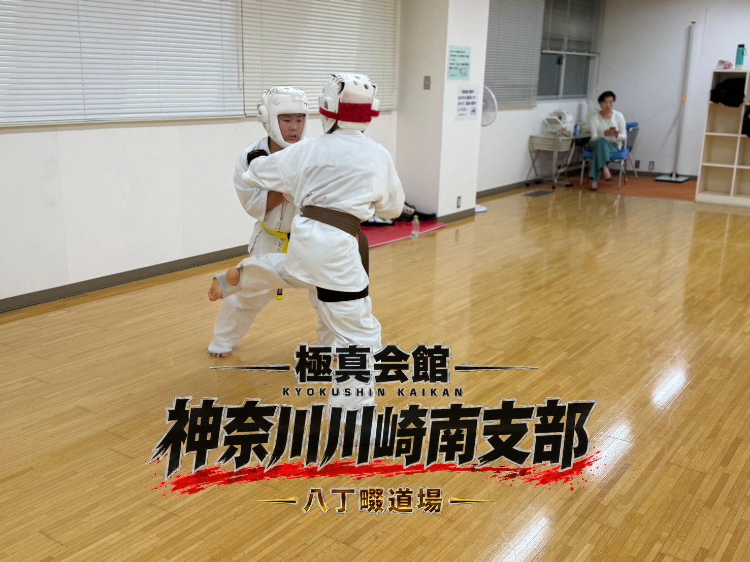 組手・クリンチ状態で崩し合っている