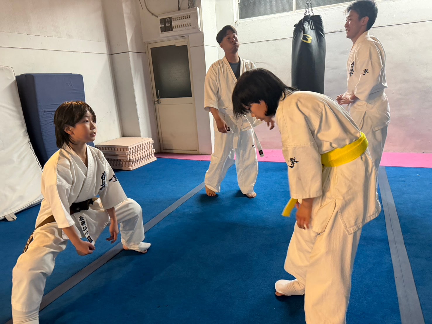 稽古後に先輩が後輩に声をかけている様子