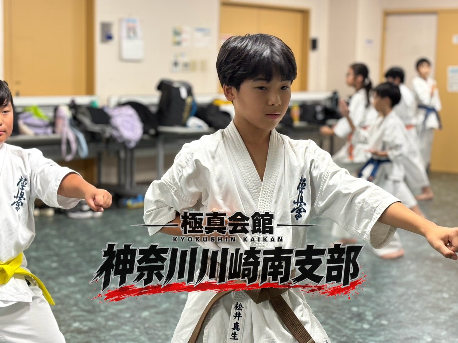 突きの構えで動作を繰り出している