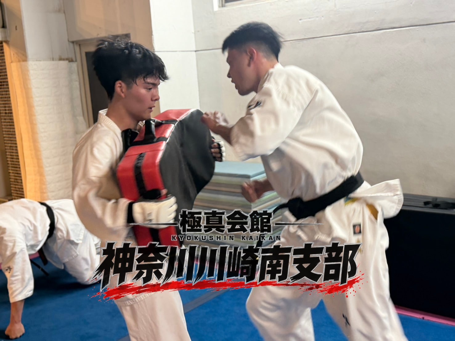 試合組・蹴りを胸パッドに叩き込む