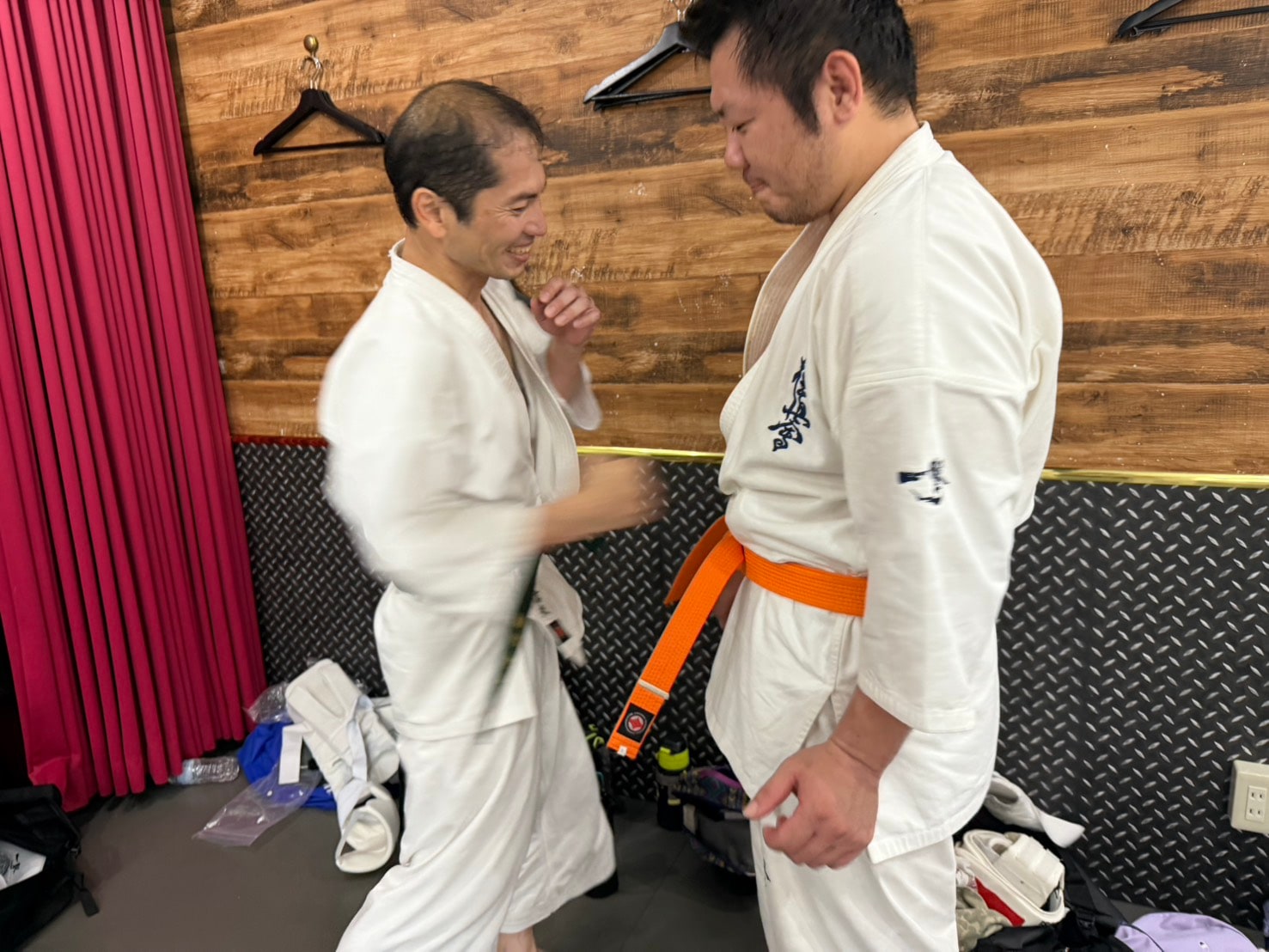 大人の組手。インストラクターと体格差のある生徒が接近戦を繰り広げる。
