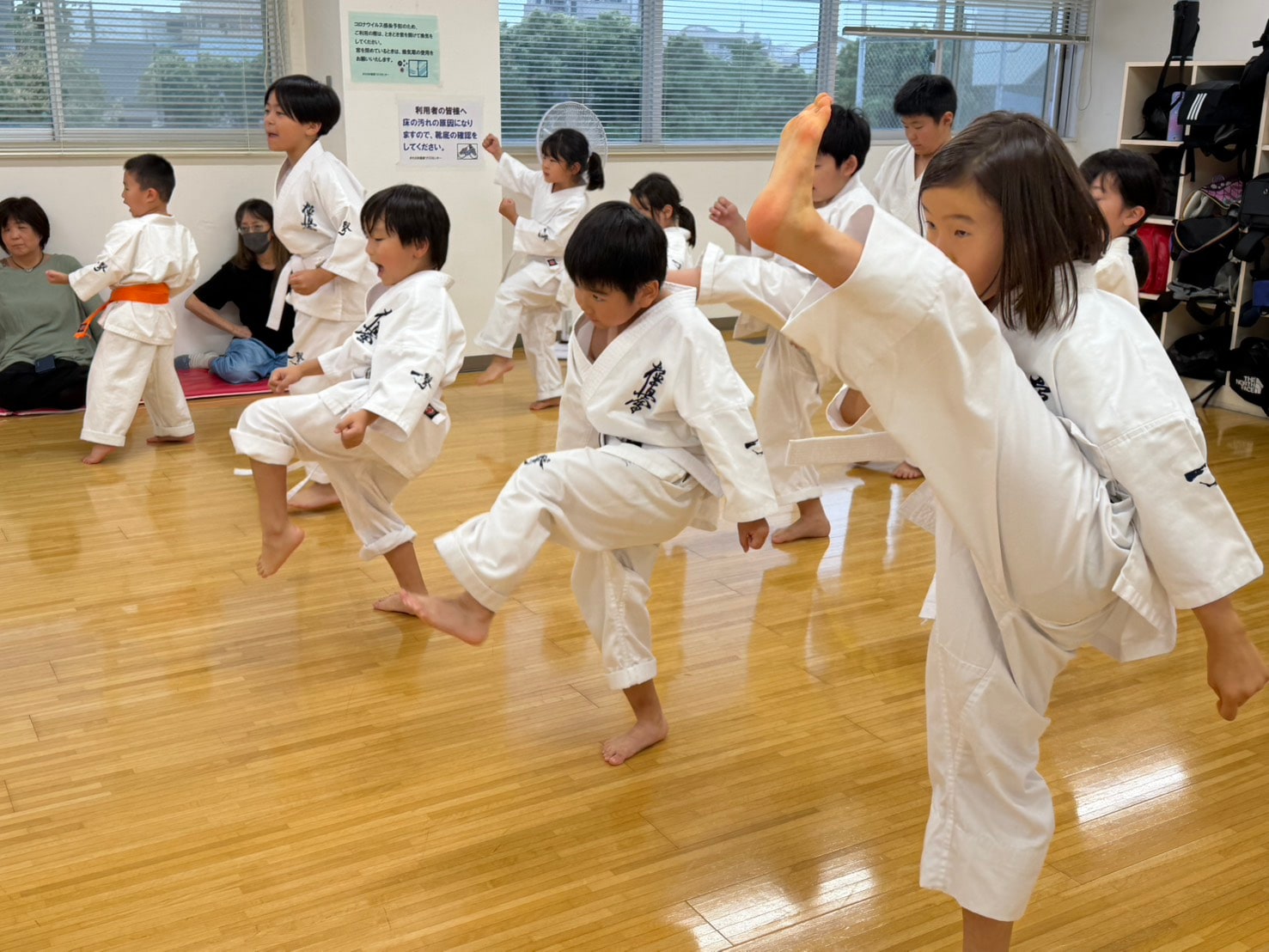 蹴りの稽古で元気よく足を上げる子どもたち