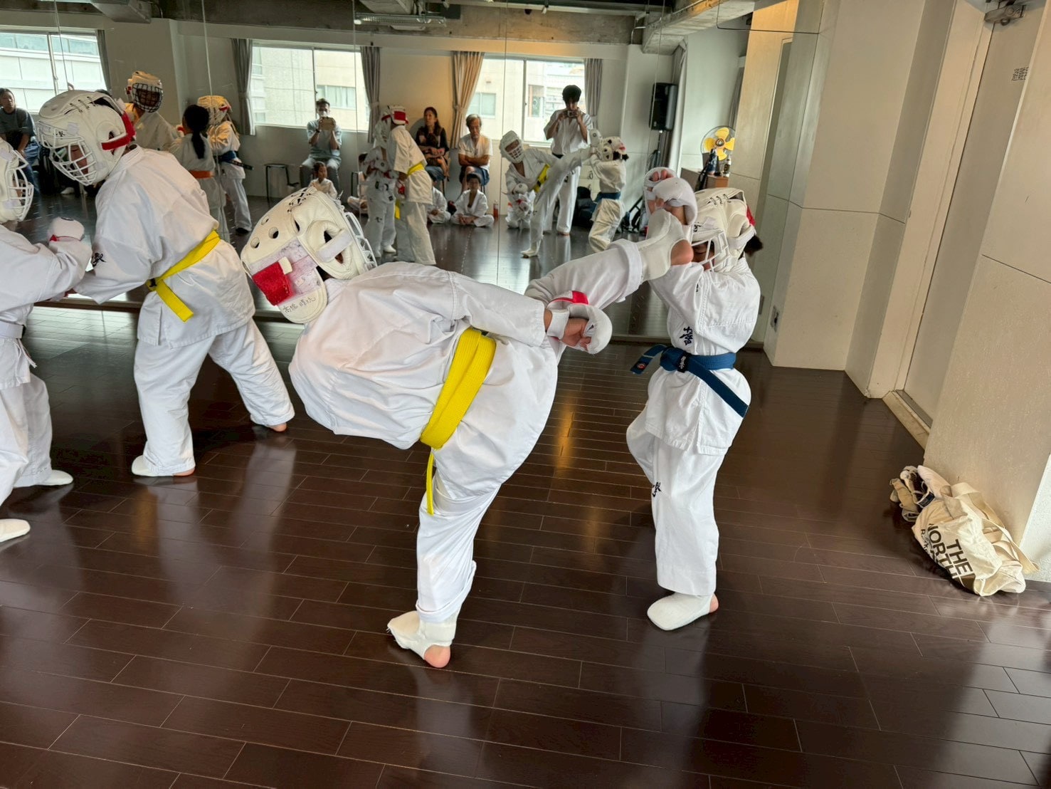 横浜道場 組手・蹴り稽古の様子