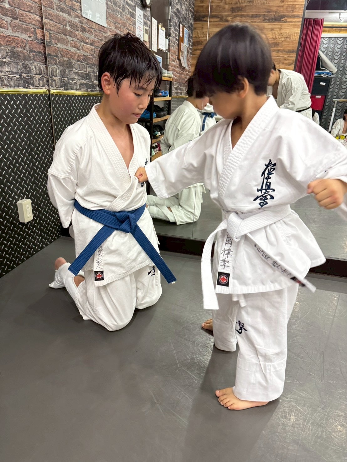 先輩が後輩に技を教える様子