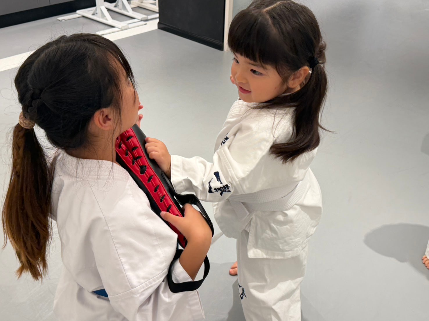 幼年クラスの生徒がミット稽古に取り組む様子