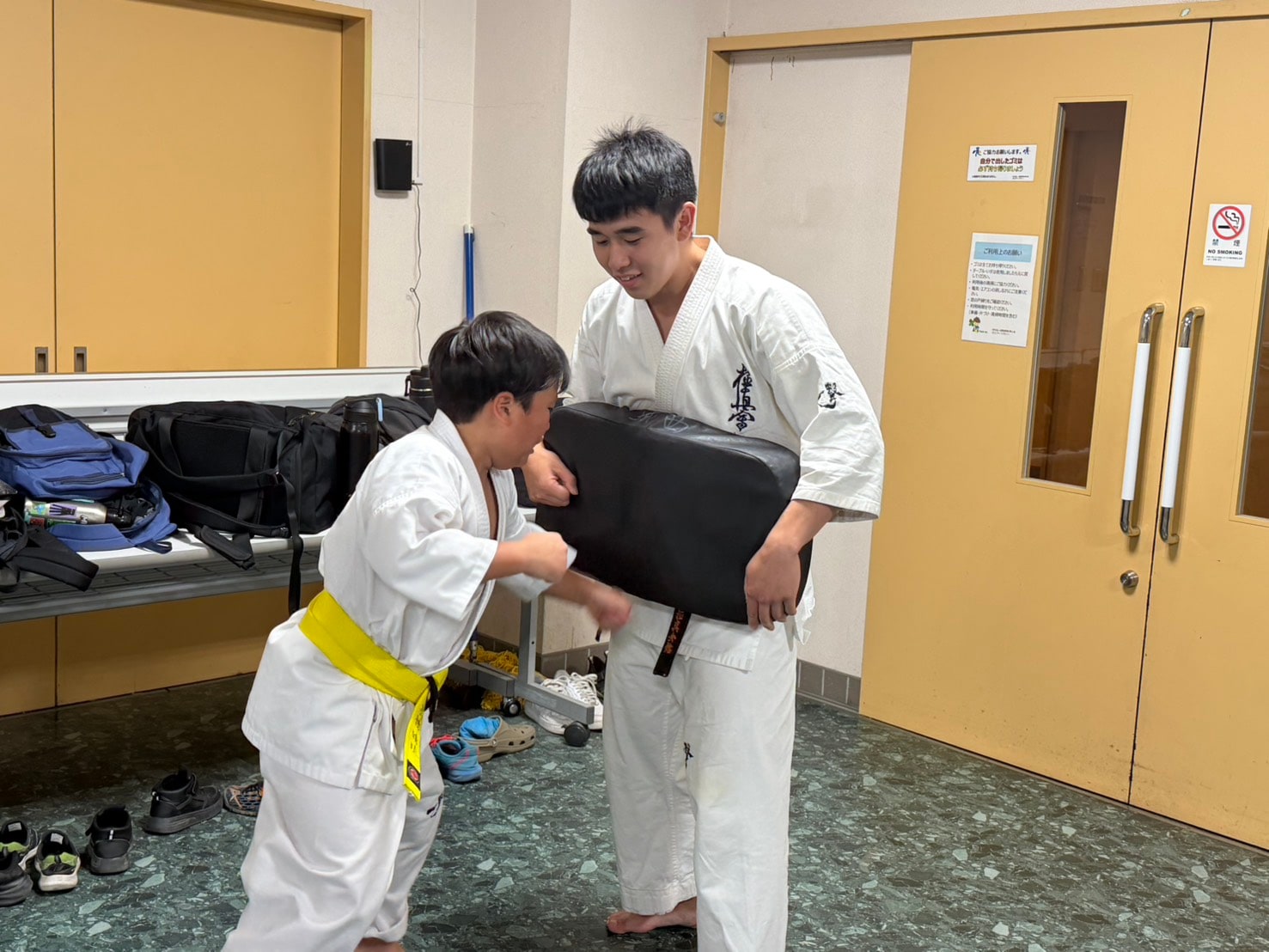 先輩がミットを持つ補強の様子