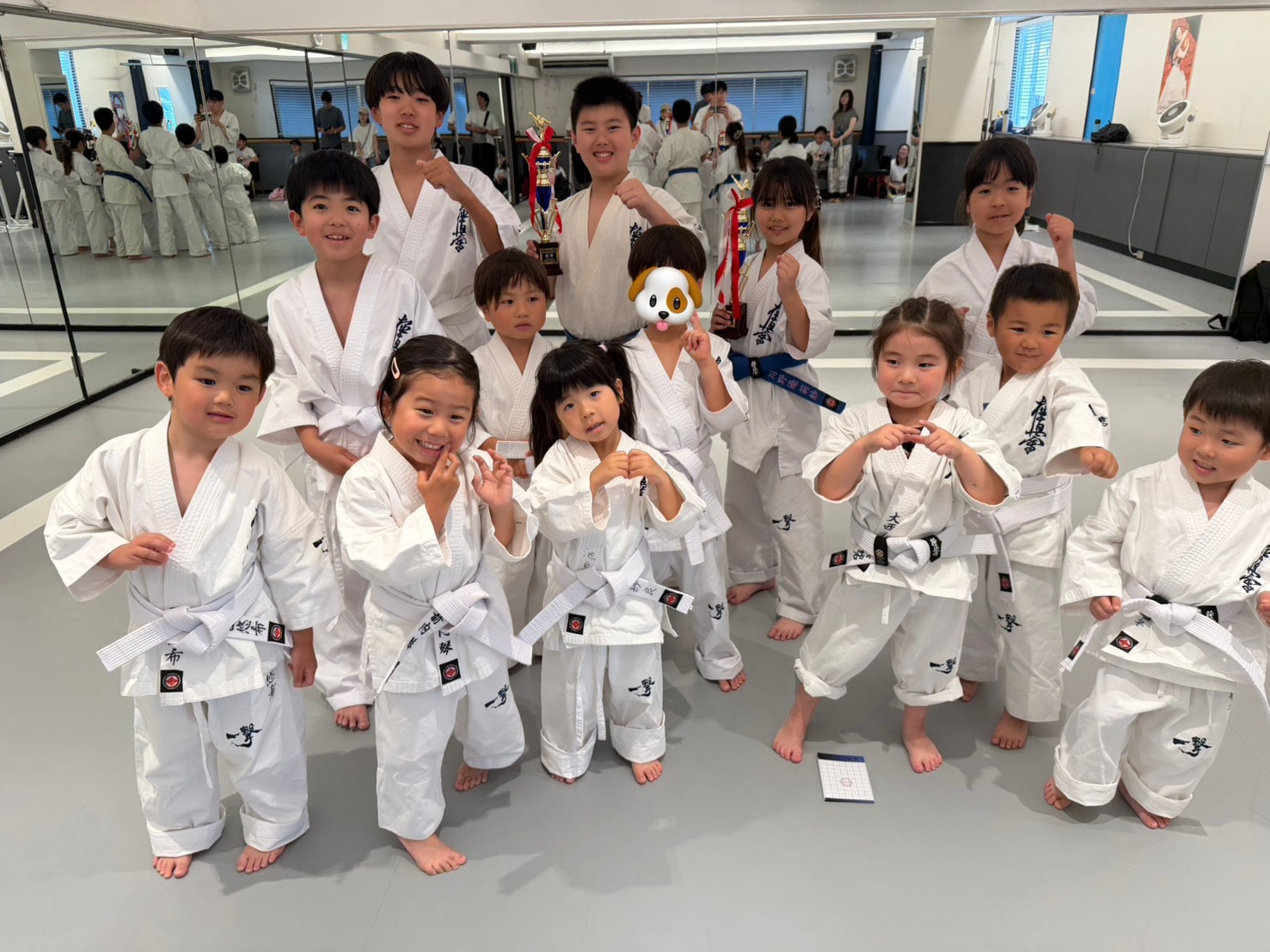 大倉山道場 幼年・少年クラスの道場生たちが笑顔で集合写真を撮っている
