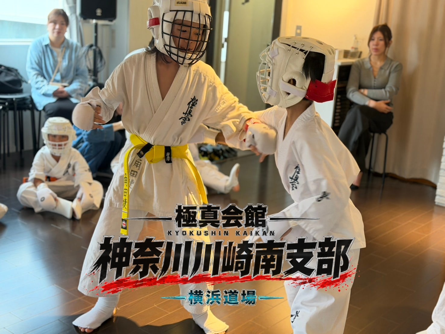 組手稽古、突きを交わしながら打ち合い