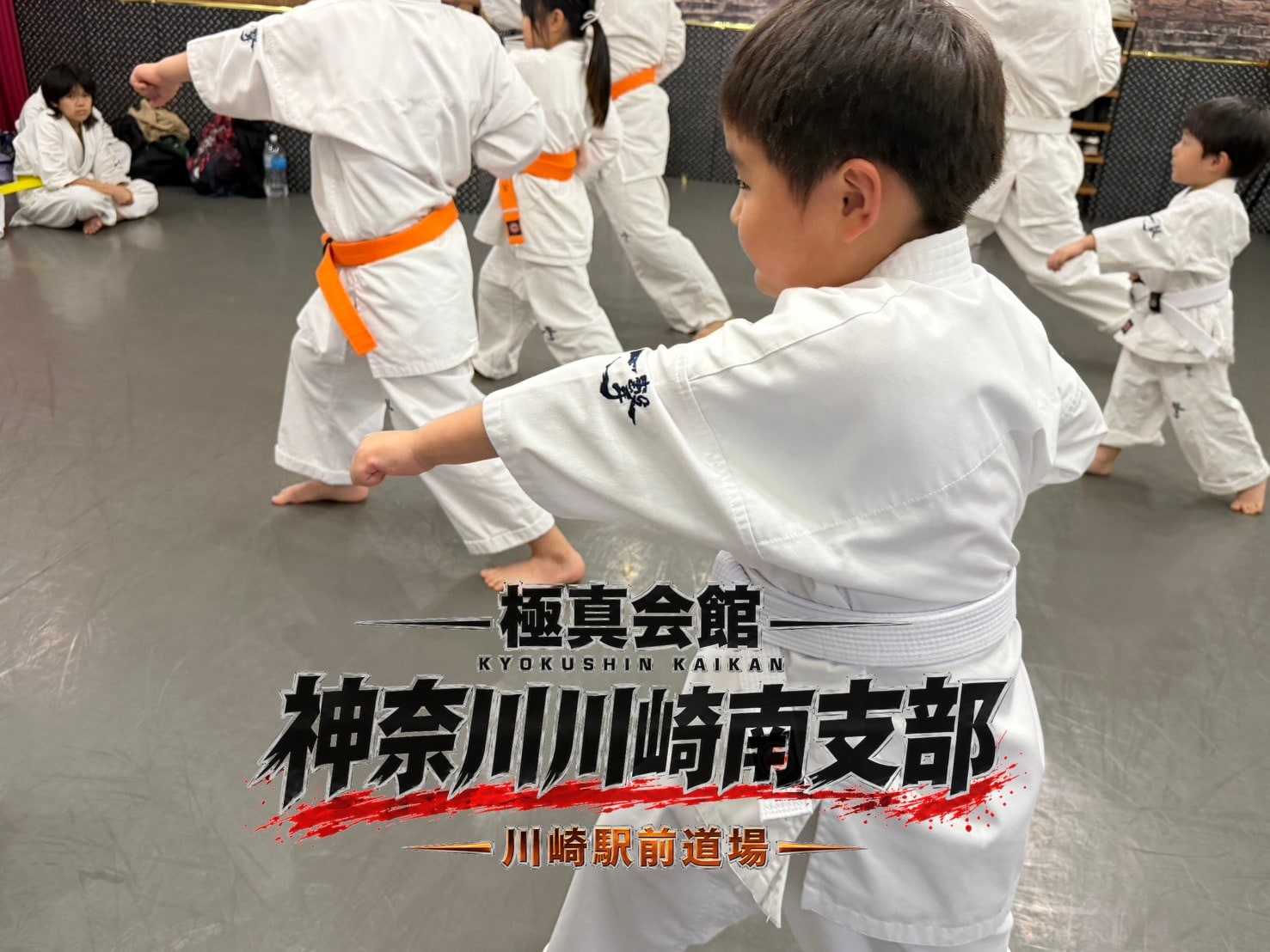 正拳突きを前方に繰り出す