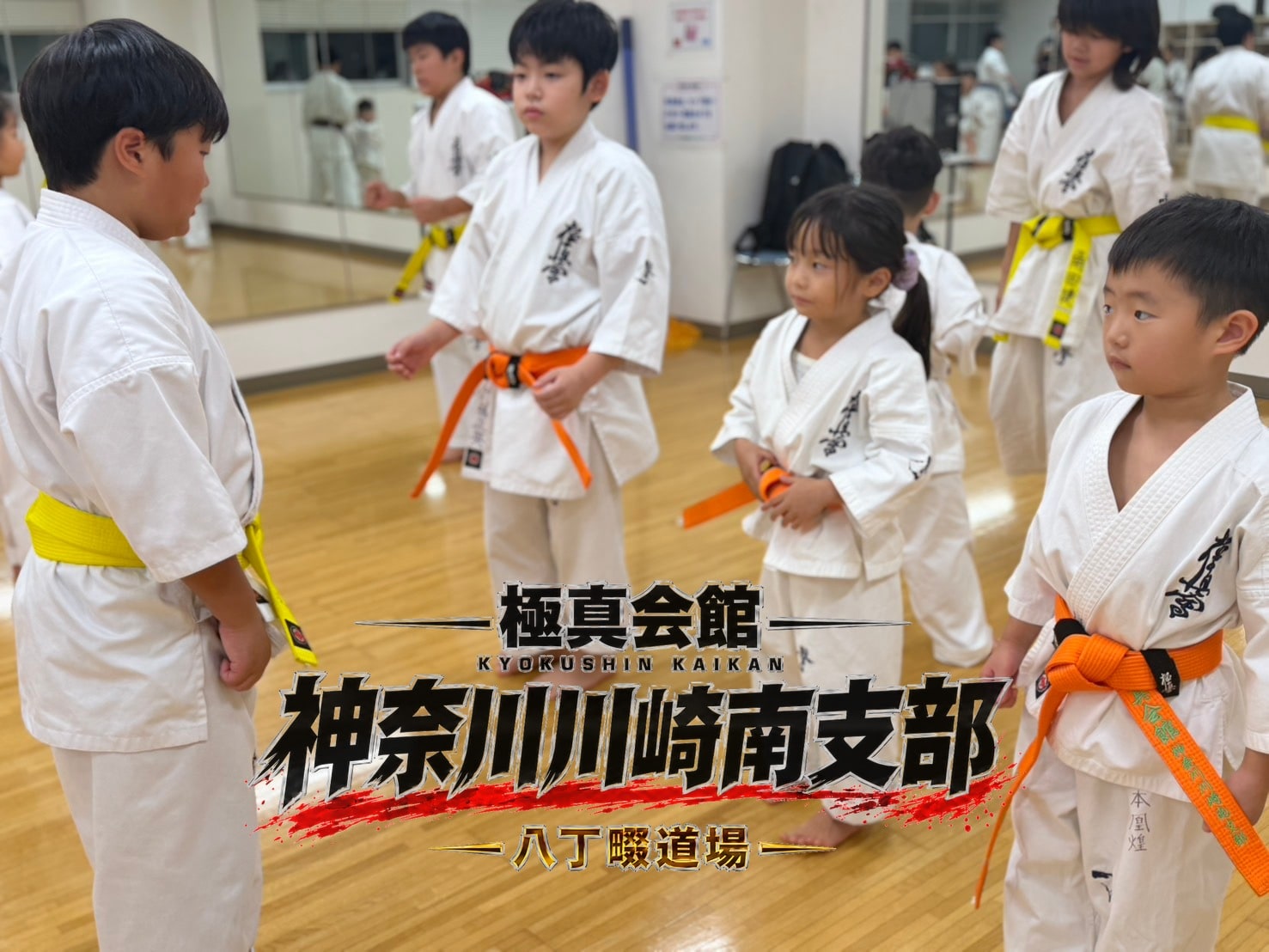 先輩が後輩に動作を教えている場面
