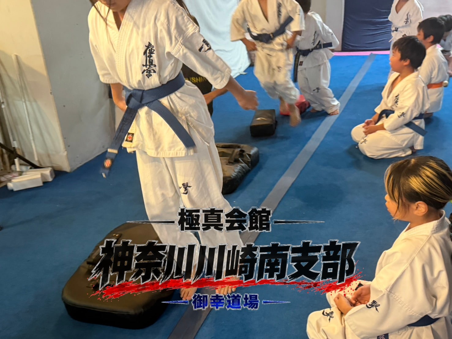ジャンプしてミットを踏み込む瞬発力トレーニングの様子