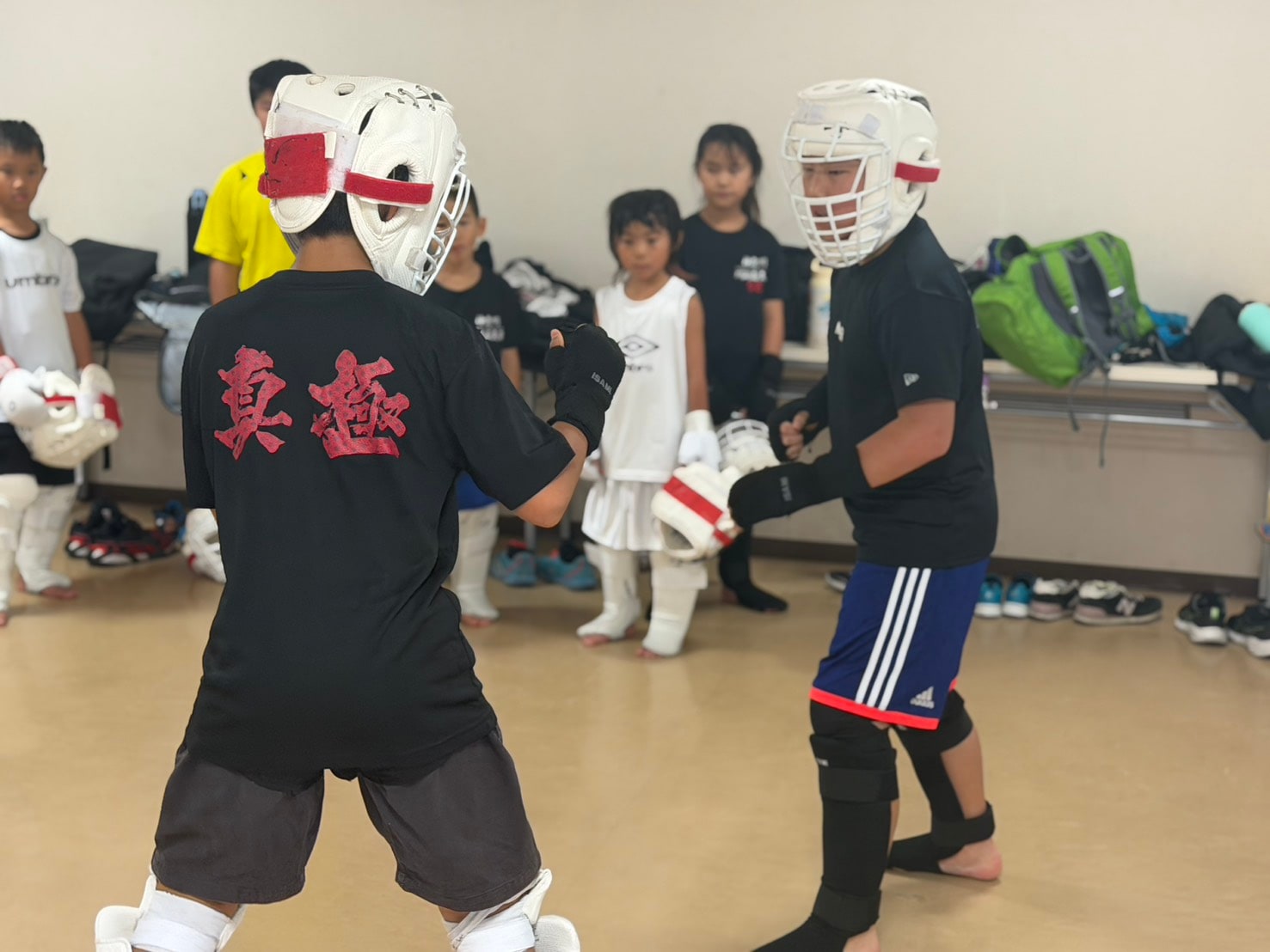 組手稽古で向き合う生徒たち1