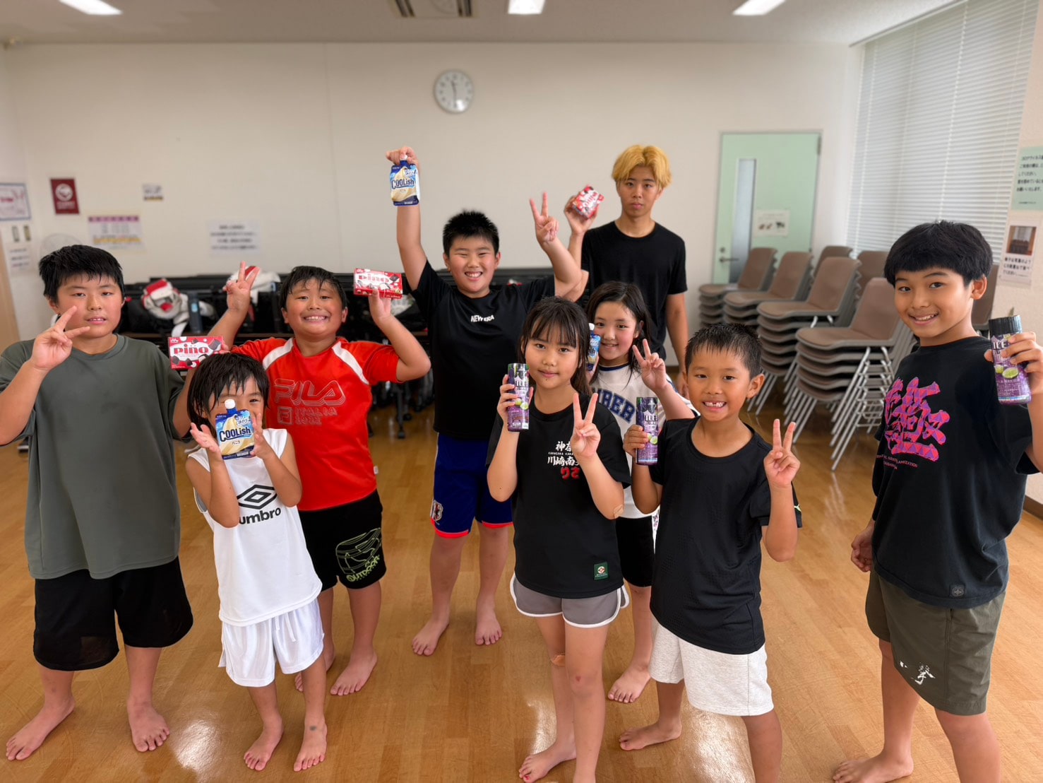 稽古後のアイスタイムで笑顔の生徒たち