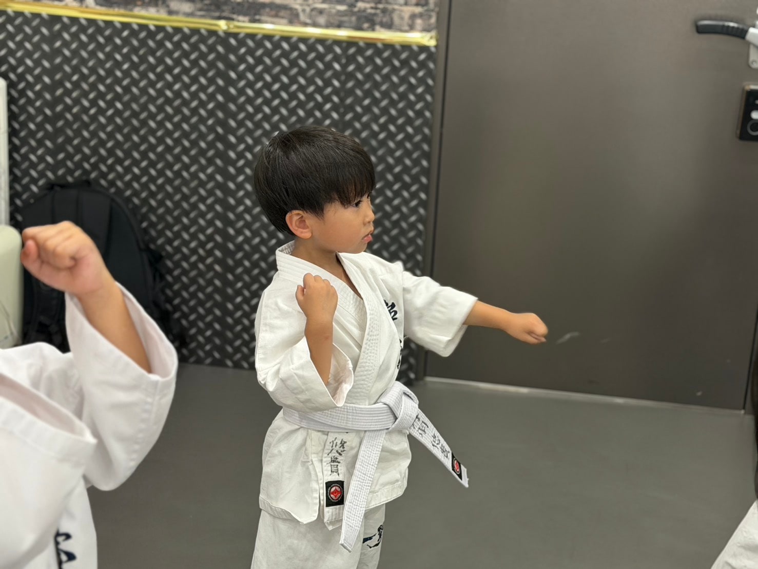 白帯の幼年 基本突きの稽古