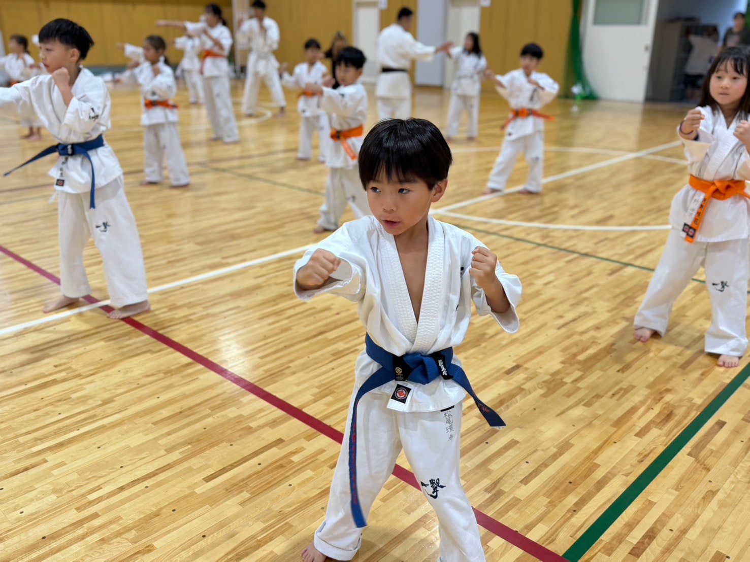 合宿2日目朝稽古 青帯の道場生が構えを取る