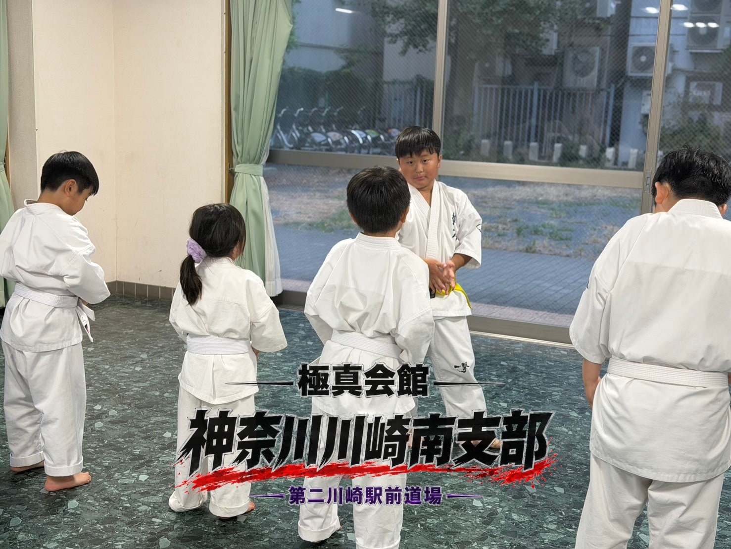 型の動きを確認する道場生
