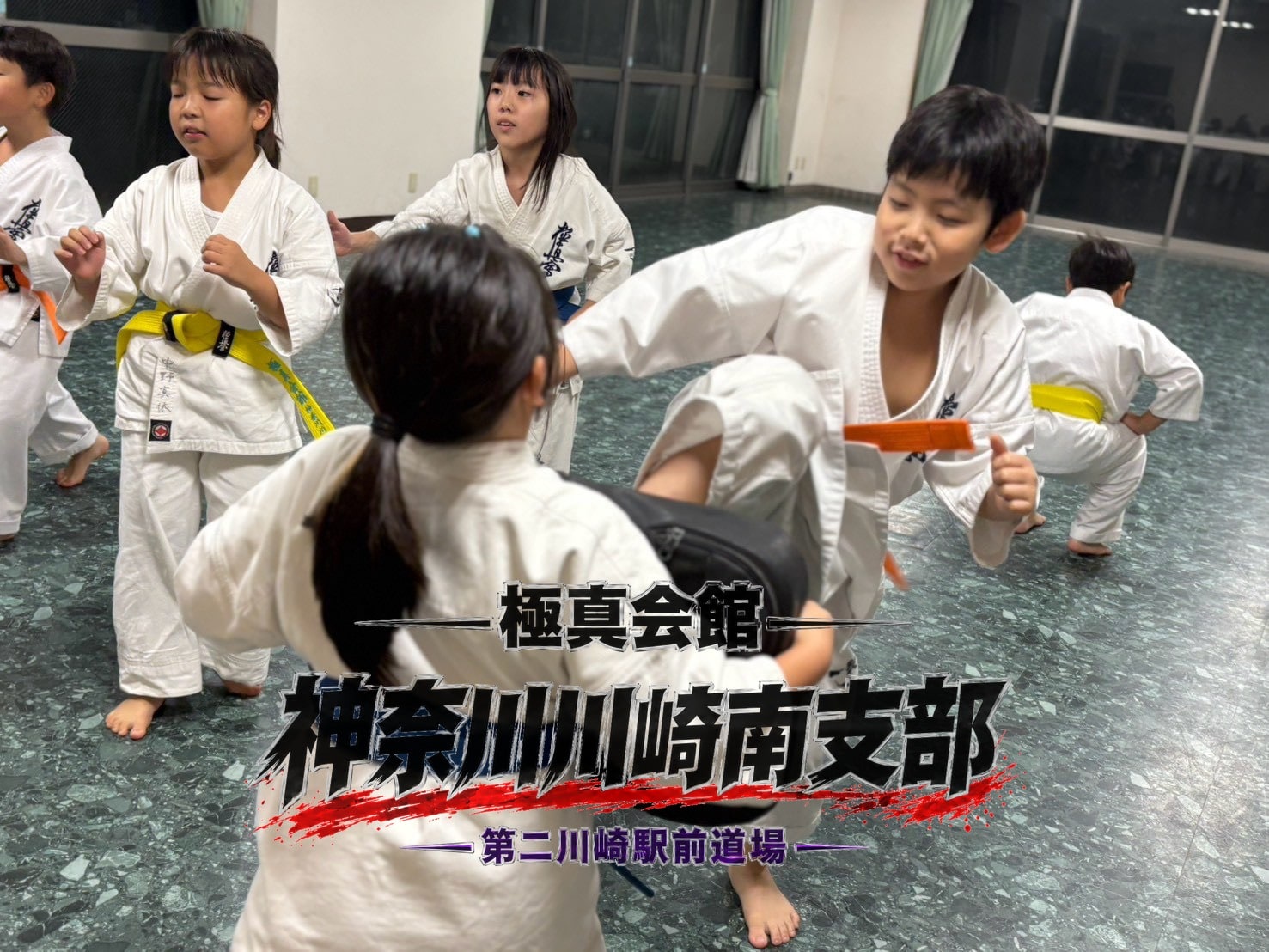 蹴りのフォームを確認しながらミット稽古」