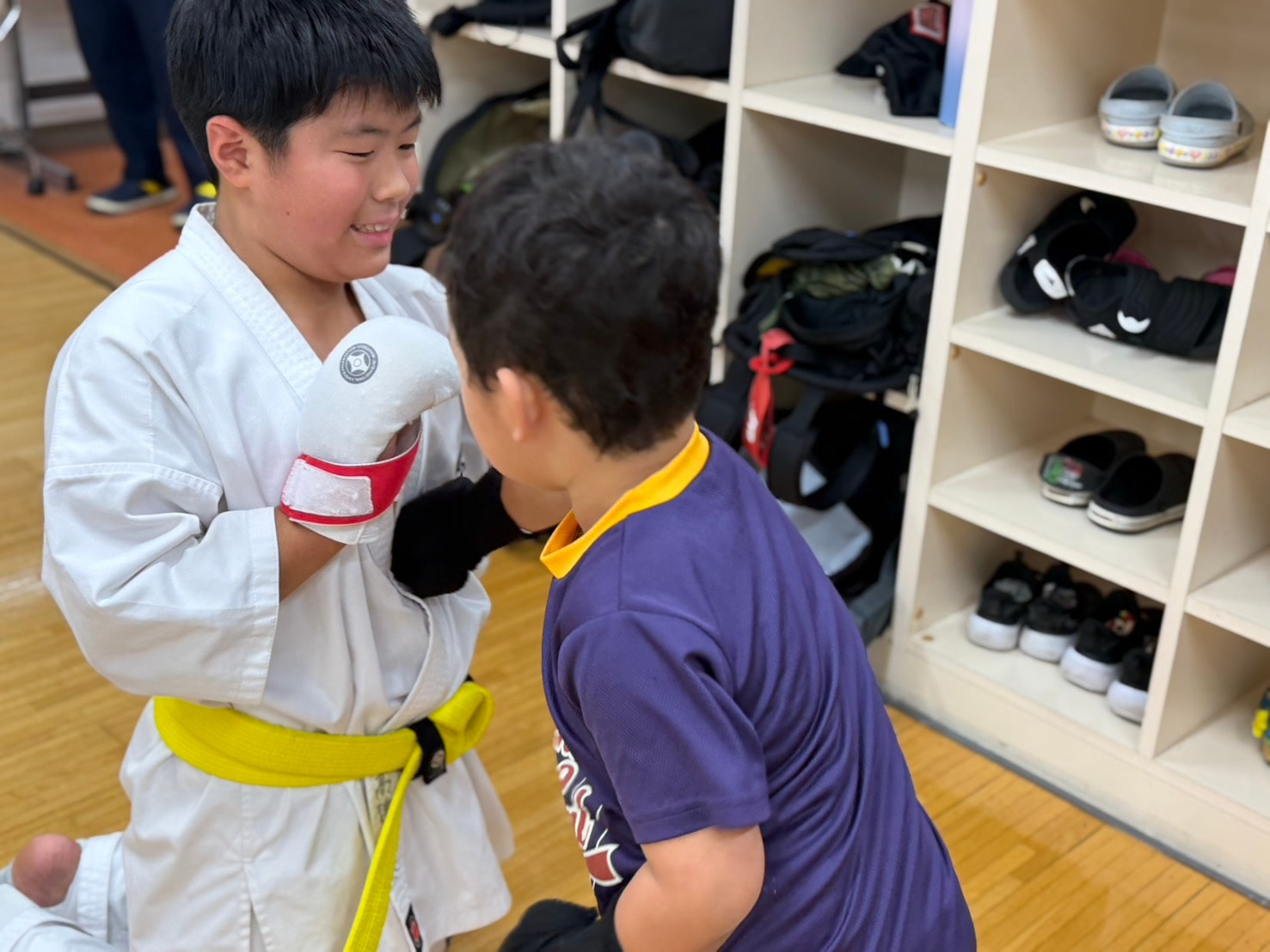 ミット稽古でサポートし合う先輩と後輩