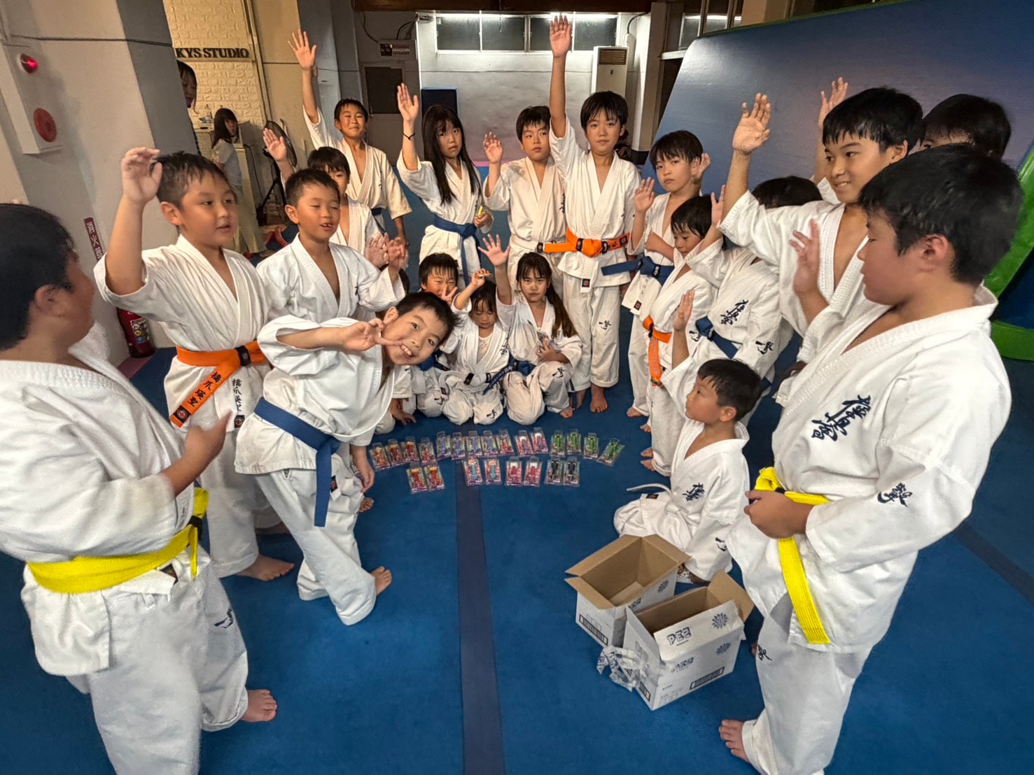 ペッツを囲んで盛り上がる道場生たち