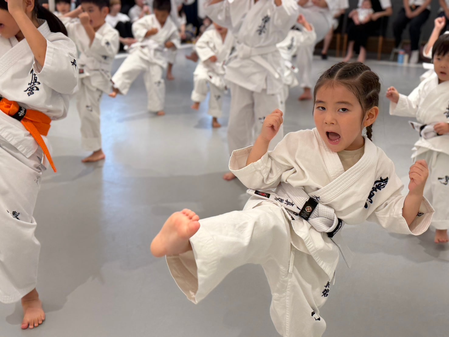 気合いを入れて稽古に取り組む幼年部の道場生たち