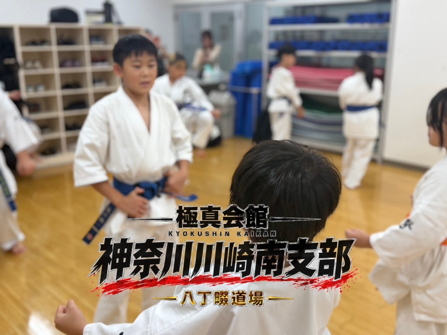 向き合いながら技を教え合う先輩後輩